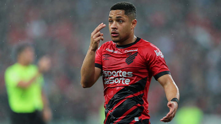 Vitor Roque, claro, é o principal nome em campo