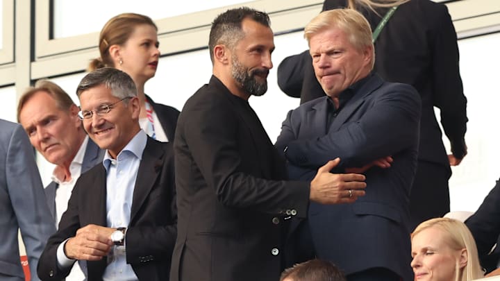 Ungewohntes Bild: Salihamidzic an der Seite von Kahn und Hainer auf der Tribüne 