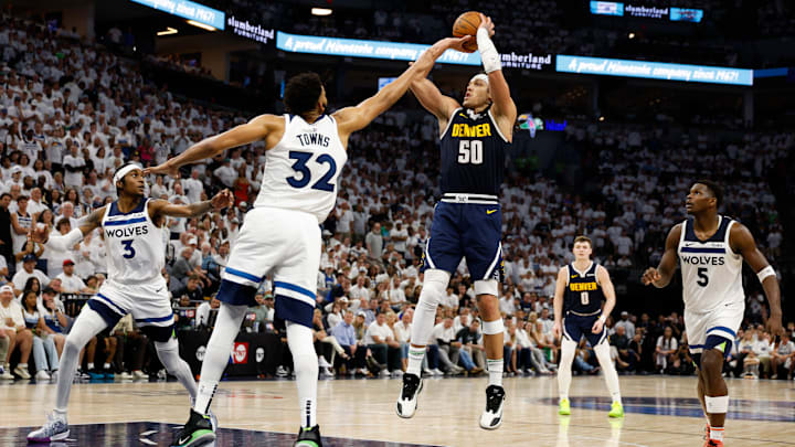 Los Denver Nuggets ganaron los dos juegos en casa de los Minnesota Timberwolves e igualaron esta dura serie de Playoffs de la NBA