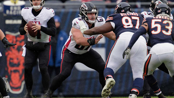 Dec 31, 2023; Chicago, Illinois, USA; Atlanta Falcons offensive lineman Drew Dalman (67) blocks against the Chicago Bears at Soldier Field. Mandatory Credit: Jamie Sabau-Imagn Images Dec 31, 2023; Chicago, Illinois, USA; Atlanta Falcons offensive lineman Drew Dalman (67) blocks against the Chicago Bears at Soldier Field. Mandatory Credit: Jamie Sabau-Imagn Images