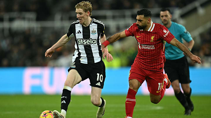 Gordon e Salah marcaram no último duelo entre as equipes