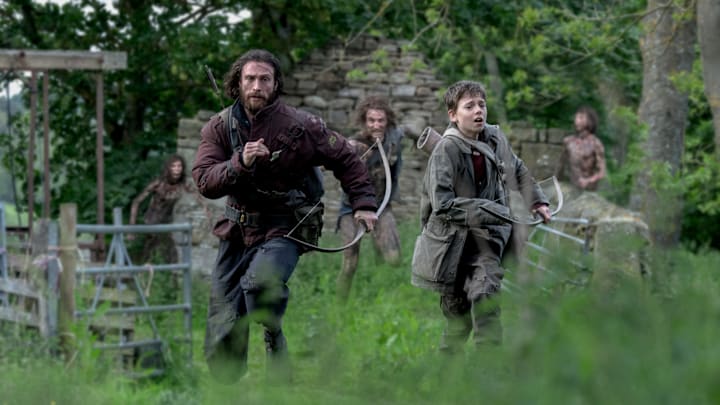 Jamie (Aaron Taylor-Johnson) and his son Spike (Alfie Williams) in 28 YEARS LATER.