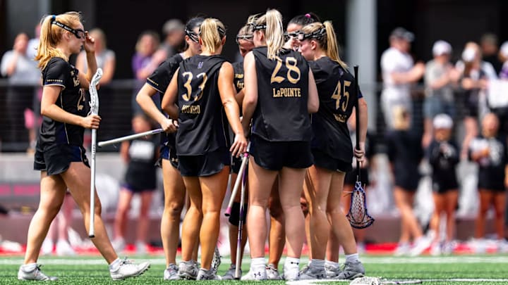 Northwestern huddles up at Ohio State Northwestern huddles up at Ohio State