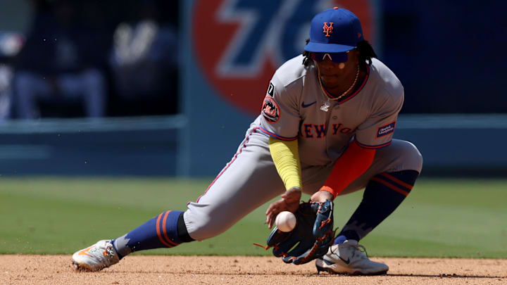 Jun 5, 2025; Los Angeles, California, USA; New York Mets second baseman Luisangel Acuna (2) fields a ground ball during the sixth inning against the Los Angeles Dodgers at Dodger Stadium. Mandatory Credit: Jason Parkhurst-Imagn Images