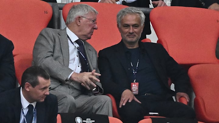 Mourinho shows his support to Ferguson