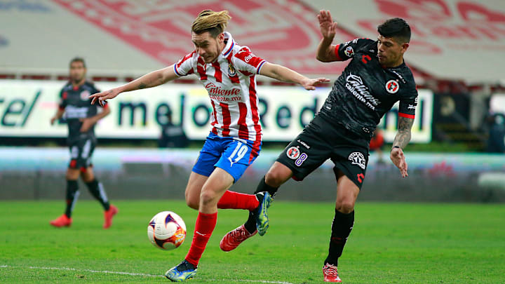 Jesús Angulo en la pelea de una pelota ante Esteban Pavez.