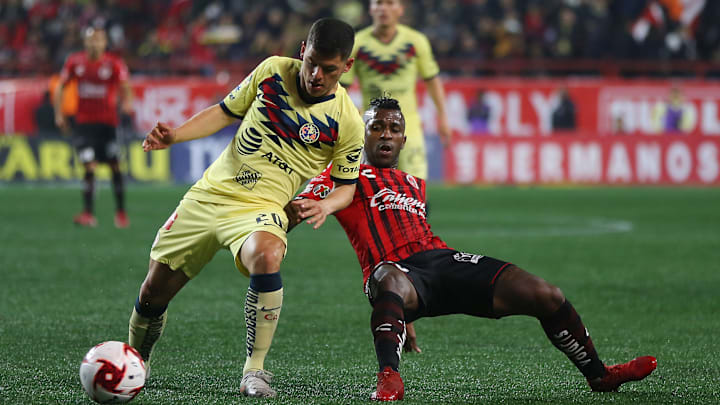El jugador Richard Sánchez protege un balón ante la marca de Bolaños, ex jugador de Tijuana.