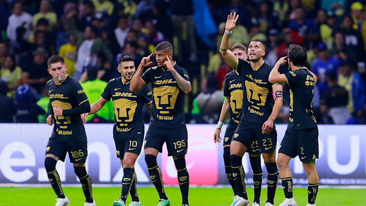 Jugadores de Pumas celebran un gol.