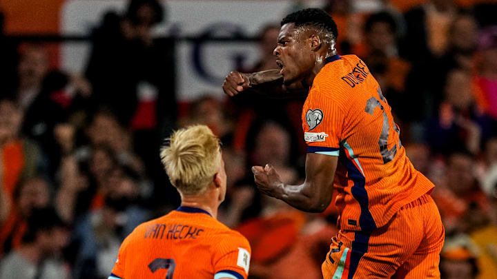 Dumfries foi o autor do gol holandês no empate com a Polônia