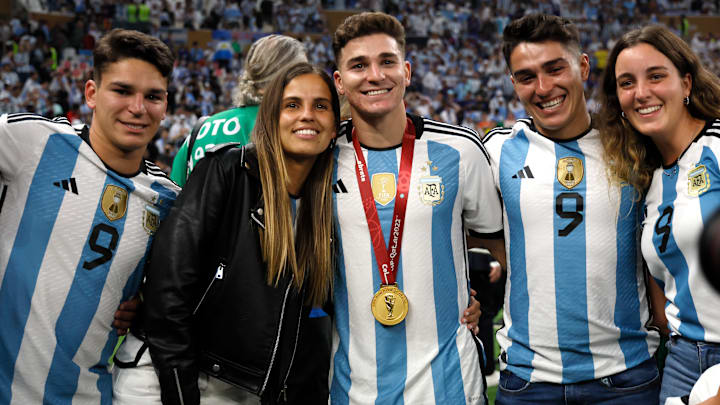 Julian Alvarez et ses proches après la finale de la Coupe du monde Julian Alvarez et ses proches après la finale de la Coupe du monde