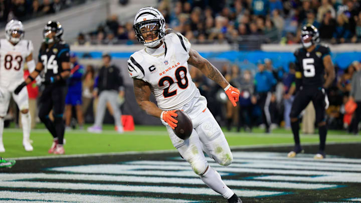 Cincinnati Bengals running back Joe Mixon (28) scores a touchdown during the second quarter