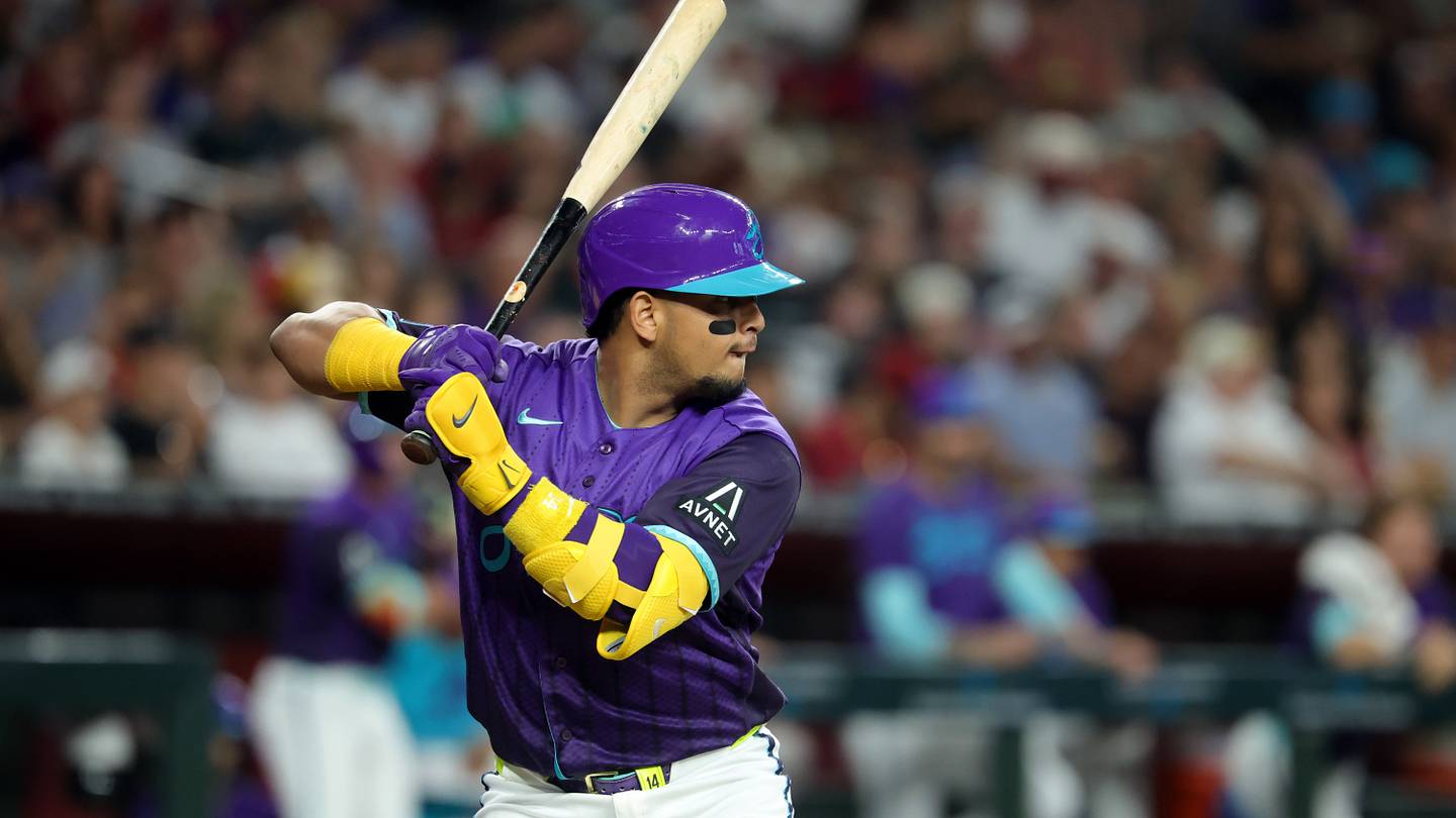 Un giocatore di baseball in azione, in campo, con la squadra Diamondbacks, durante una partita