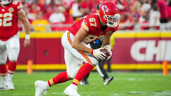 Aug 22, 2025; Kansas City, Missouri, USA; Kansas City Chiefs tight end Travis Kelce (87) catches a pass against the Chicago Bears during the first half of the game at GEHA Field at Arrowhead Stadium. Mandatory Credit: Denny Medley-Imagn Images