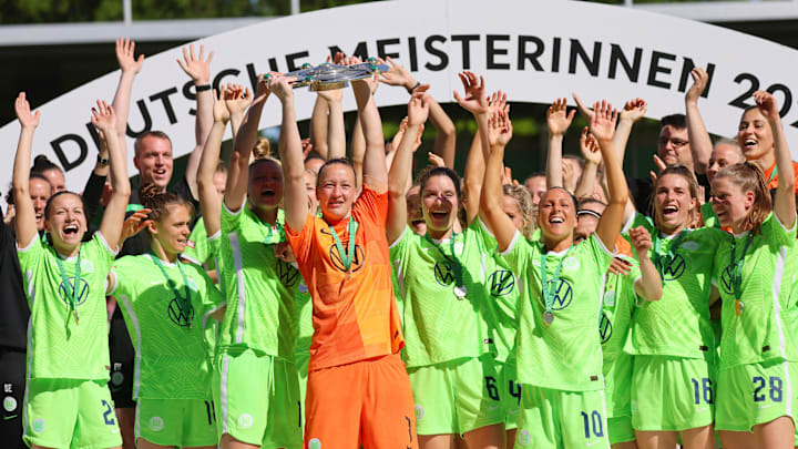 Auch diese Saison will Wolfsburg wieder die Meisterschale in die Luft recken - allerdings ohne Almuth Schult, die in die USA gewechselt ist Auch diese Saison will Wolfsburg wieder die Meisterschale in die Luft recken - allerdings ohne Almuth Schult, die in die USA gewechselt ist