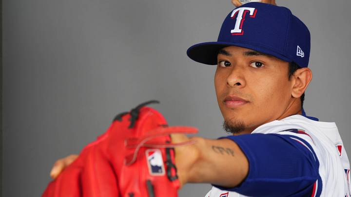 Diamondbacks Sign Former Rangers Reliever
