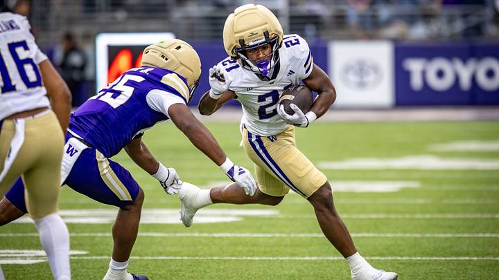 Redshirt freshman Quaid Carr runs around the corner in the Spring Game. 