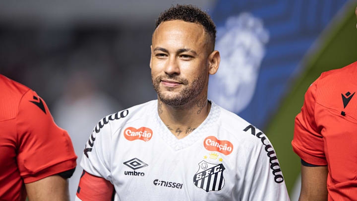 Neymar se lesionou no primeiro tempo do duelo contra o Galo Neymar se lesionou no primeiro tempo do duelo contra o Galo