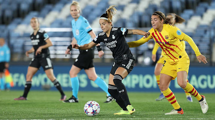 Barcelona e Real Madrid medem forças em El Clásico derradeiro das quartas de final da Champions League Feminina. 