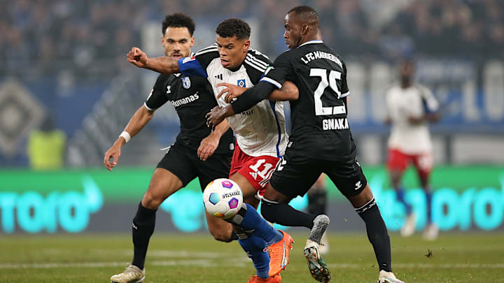 Ransford Königsdörffer tankt sich gegen die Gegenspieler durch