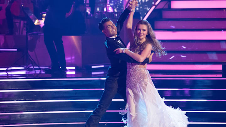 DANCING WITH THE STARS - (EZRA SOSA, ANNA DELVEY)