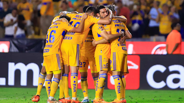Jugadores de Tigres celebra un gol.