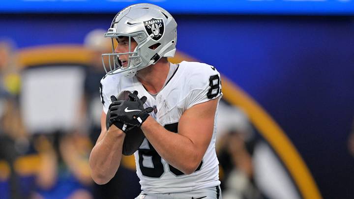 Nov 30, 2025; Inglewood, California, USA; Las Vegas Raiders tight end Brock Bowers (89) makes a touchdown catch against the Los Angeles Chargers during the first half at SoFi Stadium. Mandatory Credit: Jayne Kamin-Oncea-Imagn Images Nov 30, 2025; Inglewood, California, USA; Las Vegas Raiders tight end Brock Bowers (89) makes a touchdown catch against the Los Angeles Chargers during the first half at SoFi Stadium. Mandatory Credit: Jayne Kamin-Oncea-Imagn Images
