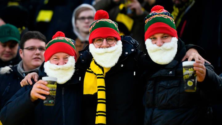 Fußballfans in Weihnachtsstimmung, ähnlich ging es den Profis.