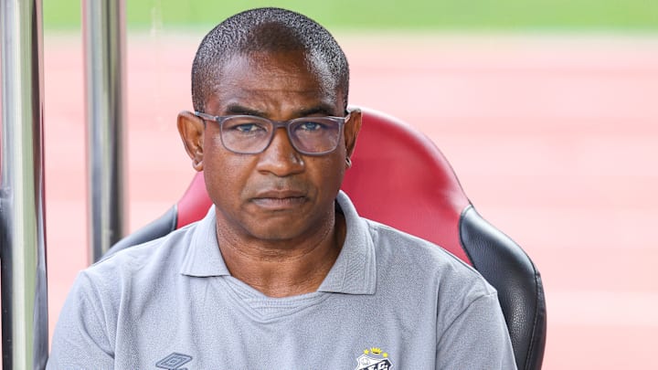 Santos busca alternativas, mas pode efetivar Cesar Sampaio Santos busca alternativas, mas pode efetivar Cesar Sampaio