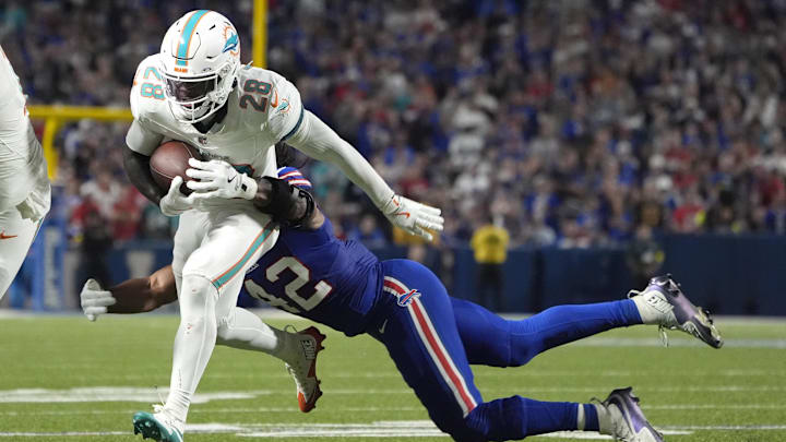 Sep 18, 2025; Orchard Park, New York, USA; Miami Dolphins running back de'von Achane (28) runs against Buffalo Bills linebacker Dorian Williams (42) in the second quarter at Highmark Stadium. Mandatory Credit: Gregory Fisher-Imagn Images Sep 18, 2025; Orchard Park, New York, USA; Miami Dolphins running back de'von Achane (28) runs against Buffalo Bills linebacker Dorian Williams (42) in the second quarter at Highmark Stadium. Mandatory Credit: Gregory Fisher-Imagn Images