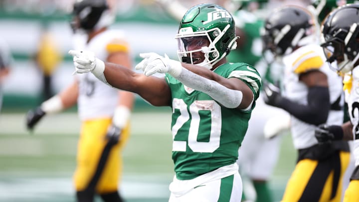 Sep 7, 2025; East Rutherford, New Jersey, USA; New York Jets running back Breece Hall (20) reacts to a play during the second half against the Pittsburgh Steelers at MetLife Stadium. Mandatory Credit: Wendell Cruz-Imagn Images