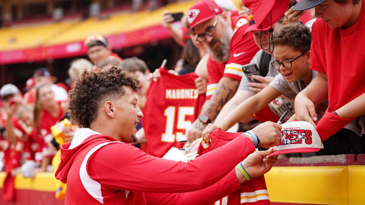 Aug 26, 2023; Kansas City, Missouri, USA; Kansas City Chiefs quarterback Patrick Mahomes (15) signs autographs for fans prior to a game against the Cleveland Browns at GEHA Field at Arrowhead Stadium. Mandatory Credit: Denny Medley-Imagn Images Aug 26, 2023; Kansas City, Missouri, USA; Kansas City Chiefs quarterback Patrick Mahomes (15) signs autographs for fans prior to a game against the Cleveland Browns at GEHA Field at Arrowhead Stadium. Mandatory Credit: Denny Medley-Imagn Images