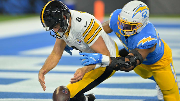 Khalil Mack sacks Pittsburgh QB Aaron Rodgers for a safety. The former Bears edge is slated to enter free agency in March.