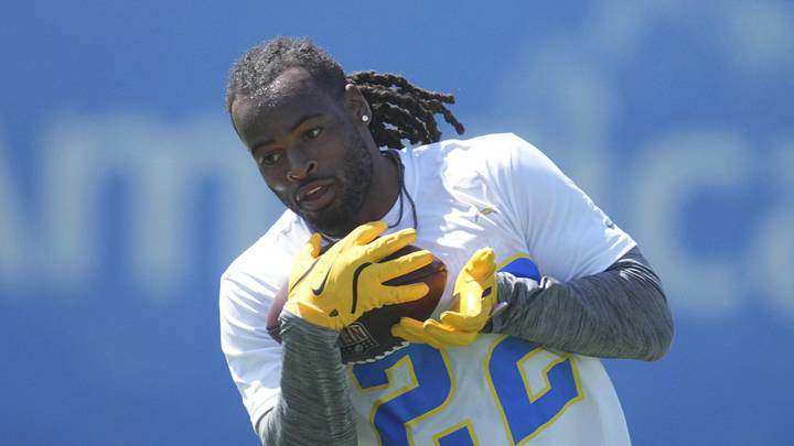 May 20, 2025; El Segundo, CA, USA; Los Angeles Chargers running back Najee Harris (22) catches the ball during offseason workouts at The Bolt. Mandatory Credit: Kirby Lee-Imagn Images May 20, 2025; El Segundo, CA, USA; Los Angeles Chargers running back Najee Harris (22) catches the ball during offseason workouts at The Bolt. Mandatory Credit: Kirby Lee-Imagn Images