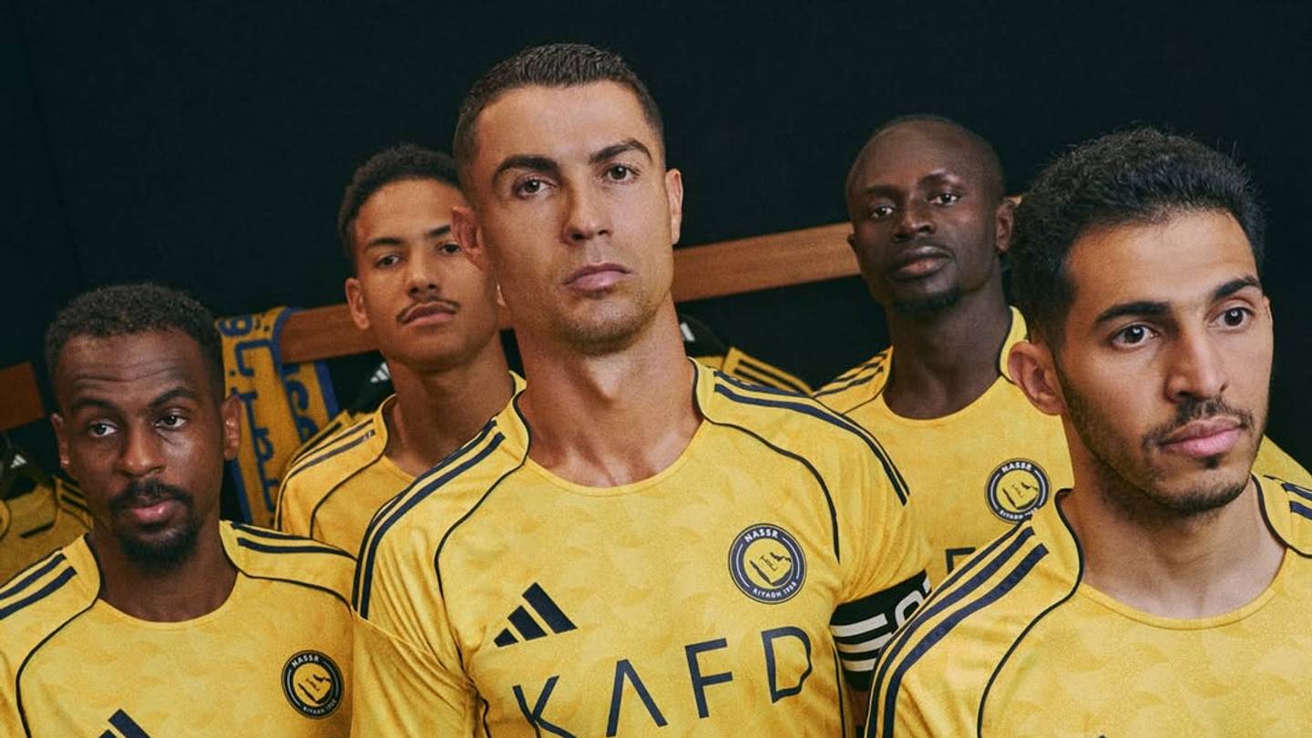 كريستيانو رونالدو يقود عملية الإطلاق بينما يقوم النصر بإسقاط الطقم الأساسي الجديد 2025/26 كريستيانو رونالدو يقود عملية الإطلاق بينما يقوم النصر بإسقاط الطقم الأساسي الجديد 2025/26
