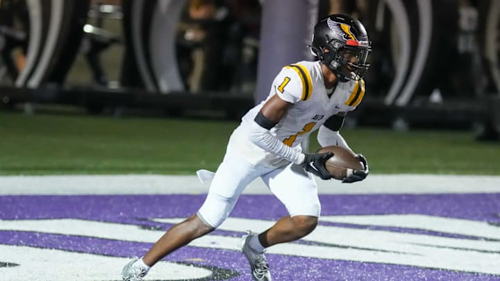 Avon Orioles special teams returns a kickoff /Tyler Hart Avon Orioles special teams returns a kickoff /Tyler Hart