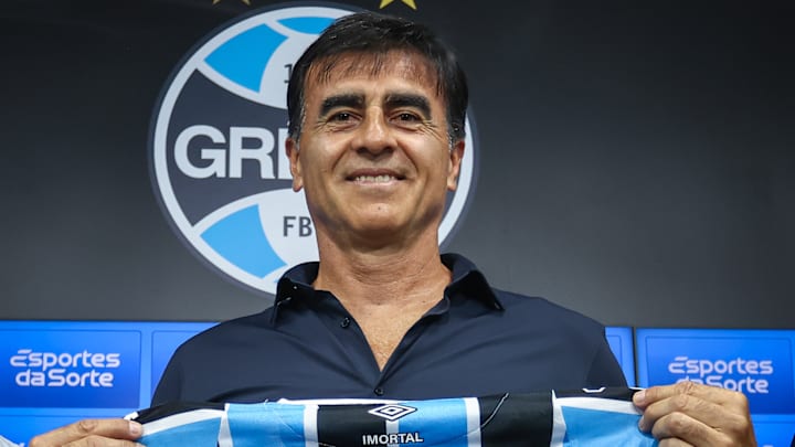 Gustavo Quinteros recebeu elogios pelos primeiros dias de trabalho no Grêmio