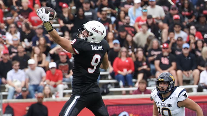 Houston Cougars tight end Tanner Koziol catches a pass against the West Virginia Mountaineers.
