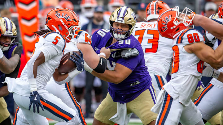 Elinneus Davis fights his way to an Illinois ball carrier 