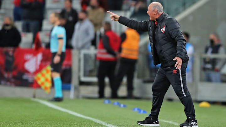 O técnico Felipão levou o time da lanterna do Grupo B para a vice-liderança e busca classificação na noite desta quinta