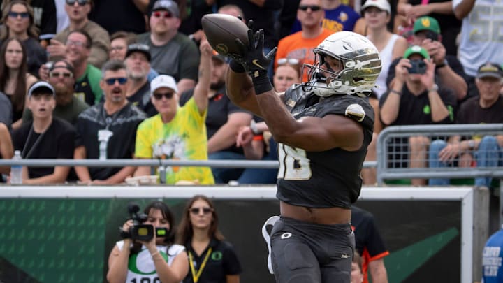 Oregon Ducks tight end Kenyon Sadiq catches a pass as the Oregon Ducks host the Oregon State Beavers Sept. 20, 2025, at Autzen Stadium in Eugene, Oregon.