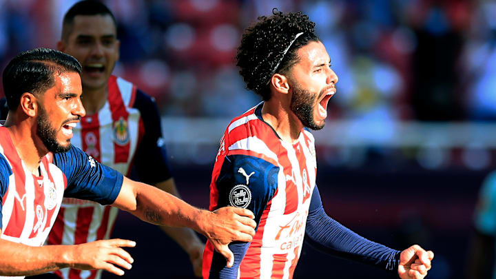 César Huerta celebra un gol con las Chivas del Guadalajara.