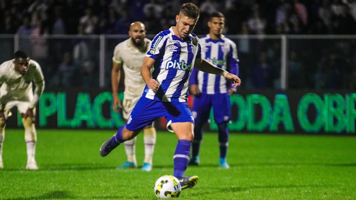 Bissoli marca duas vezes e garante vitória do Avaí sobre o Fortaleza, em jogo válido pela 12ª rodada do Brasileirão. Bissoli marca duas vezes e garante vitória do Avaí sobre o Fortaleza, em jogo válido pela 12ª rodada do Brasileirão.