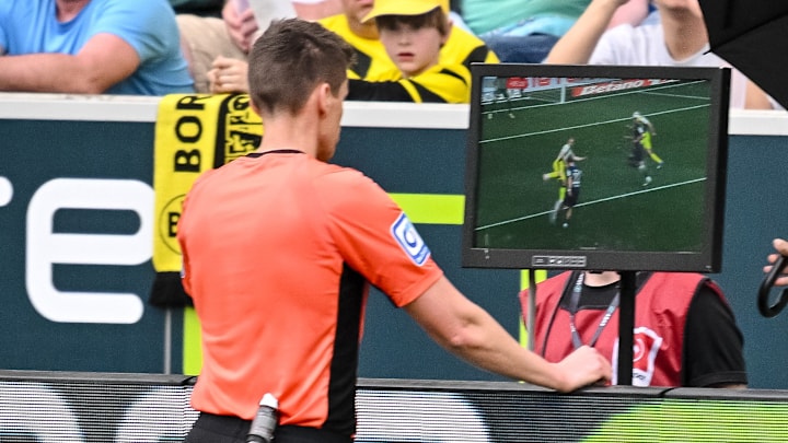 Daniel Siebert am VAR-Bildschirm