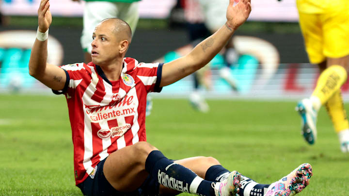 Chicharito está lesionado en Chivas, una vez más
