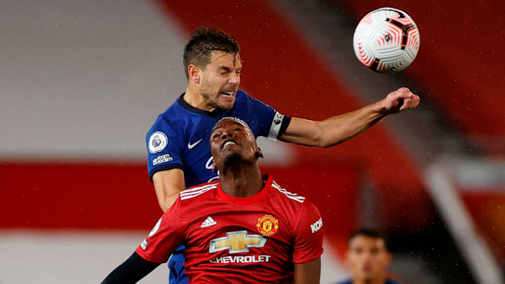 Pogba y Azpilicueta pugnando por un balón