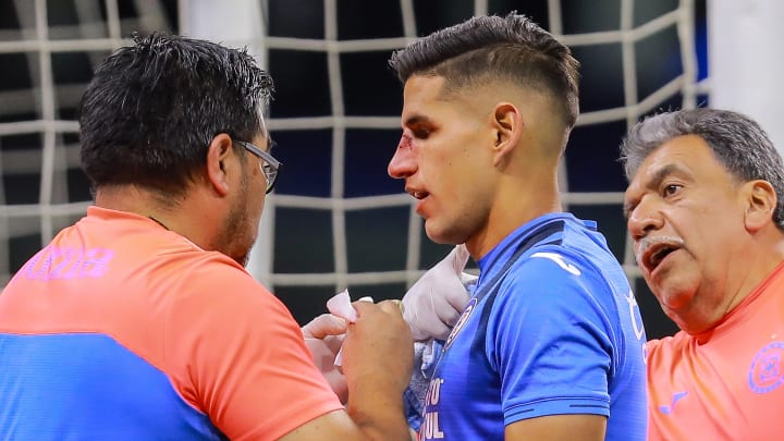 El peruano Luis Abram fue atendido por los médicos luego de recibir una patada en el rostro por parte del uruguayo Nicolás López.