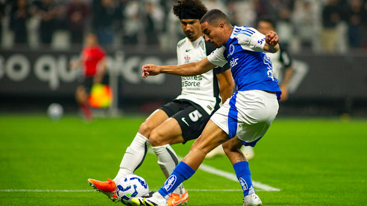 Cruzeiro e Corinthians se enfrentam neste domingo