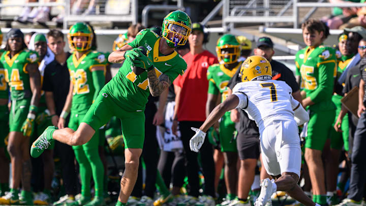 Aug 31, 2024; Eugene, Oregon, USA; Oregon Ducks wide receiver Kyler Kasper (17) catches a pass during the first quarter against the Idaho Vandals at Autzen Stadium. Mandatory Credit: Craig Strobeck-Imagn Images