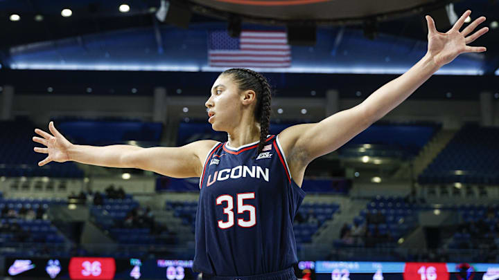 Can Azzi Fudd and the Huskies finish out a perfect season with a second straight national title? A few of our experts think so.