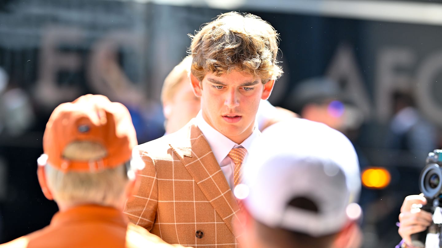 $5.4 Million QB Believed to Have No. 1 Wide Receiver Room in College Football